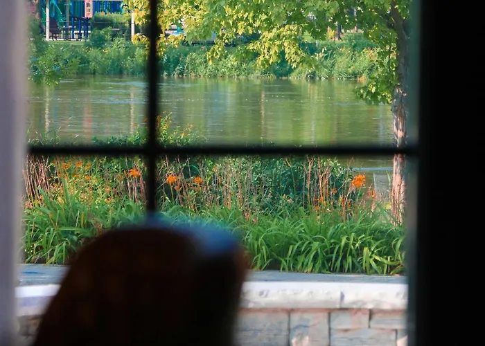 Charming Riverfront - Heart Of Downtown