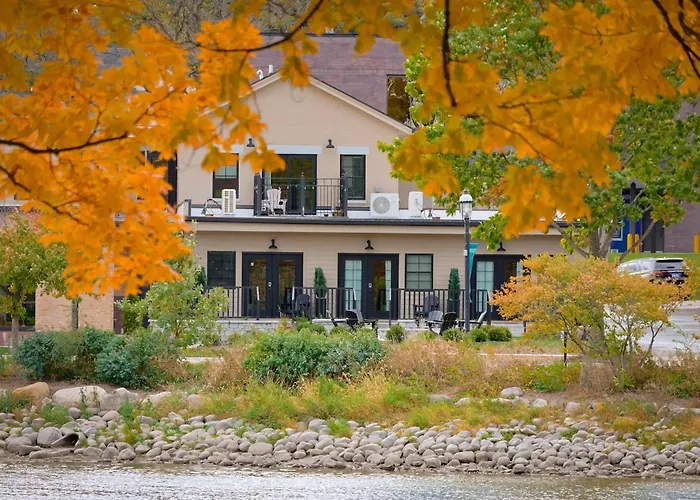 Charming Riverfront - Heart Of Downtown * West Dundee