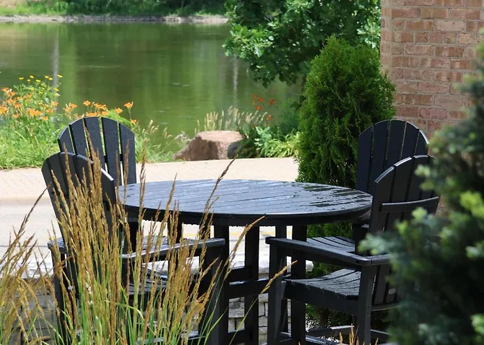 Charming Riverfront - Heart Of Downtown Апартаменты *