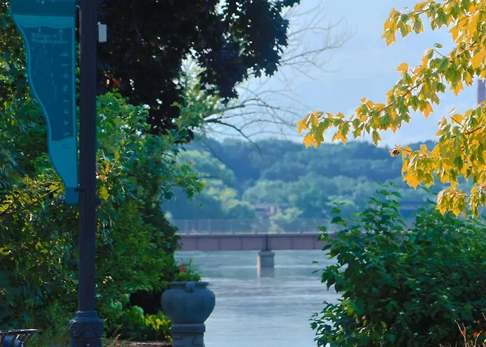 Апартаменты Charming Riverfront - Heart Of Downtown *